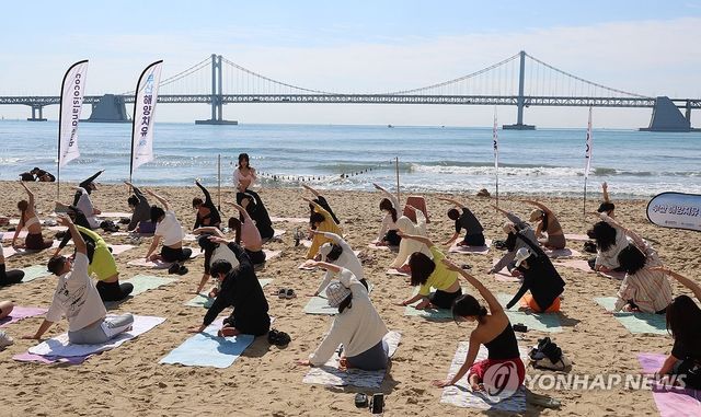 휴일 광안리해수욕장서 요가
