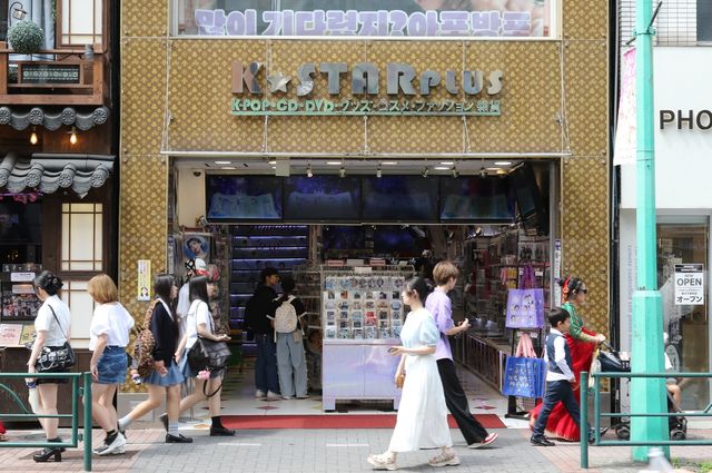 '도쿄 속 한국' 신오쿠보 상점 지나가는 사람들