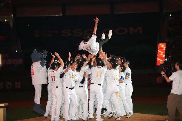 추신수를 헹가래 치는 SSG 선수들