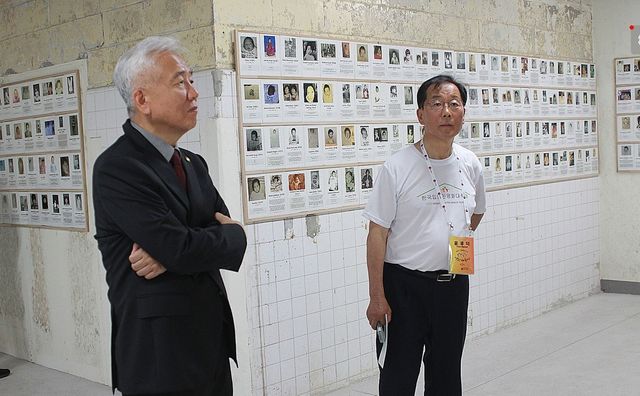 평화뮤지엄 둘러보는 이상덕 청장과 윤후덕 의원