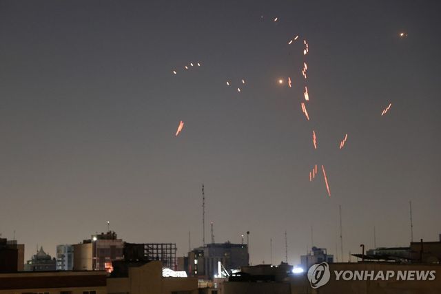 이란 테헤란 상공으로 발사되는 방공미사일