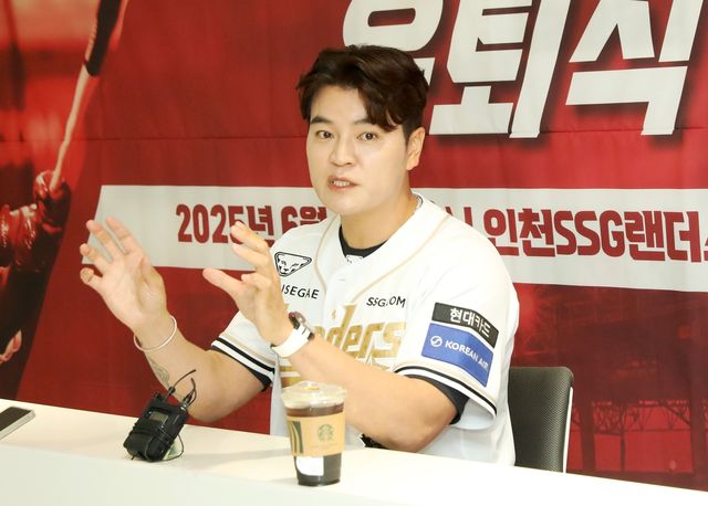 인터뷰하는 추신수 구단주 보좌역