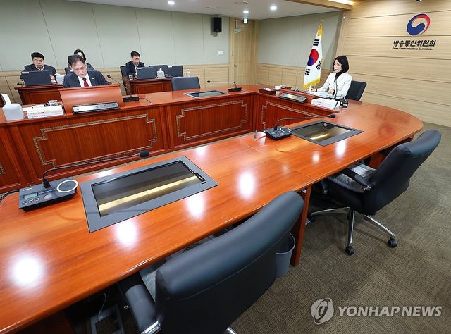 자리는 다섯, 참석자는 여전히 둘