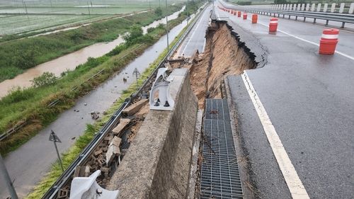 무너진 고창 해리교차로 인근 도로