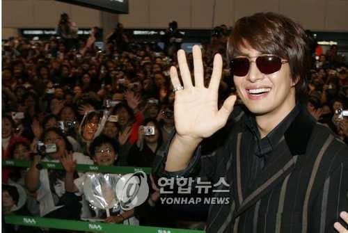 2004년 환호 속에 일본에 입국하는 배우 배용준