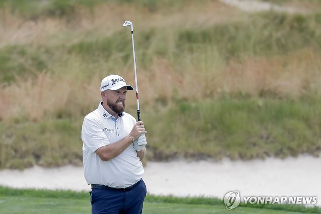 인상 찡그리는 라우리