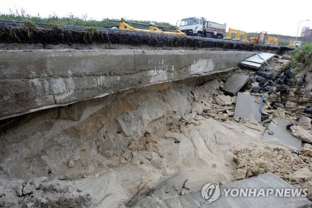 모래 위에 개설한 월정 해안도로가 2004년 폭우 피해로 무너진 모습