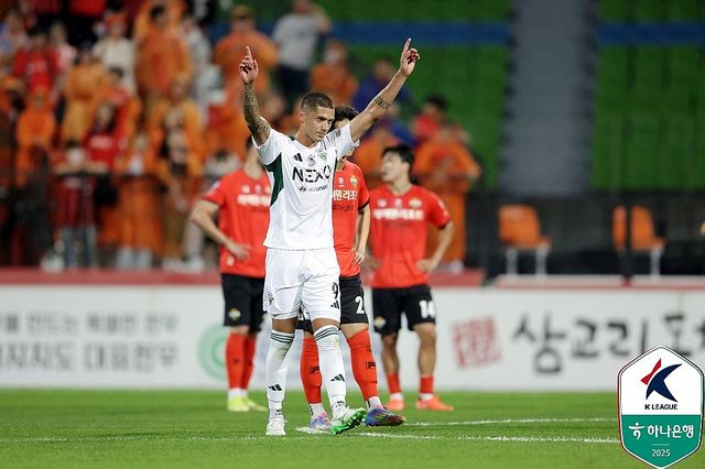 멀티골 넣은 티아고