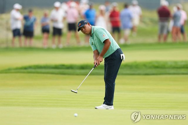 퍼트 시도하는 김시우