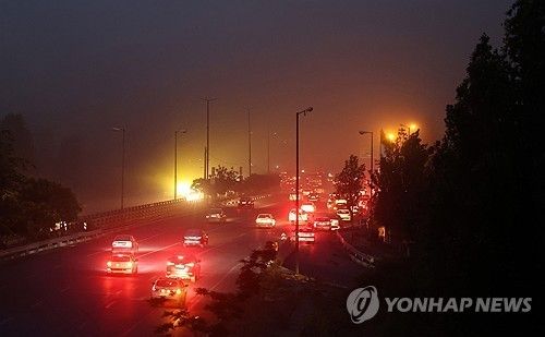 13일 이스라엘의 공격으로 불길이 피어오르는 테헤란