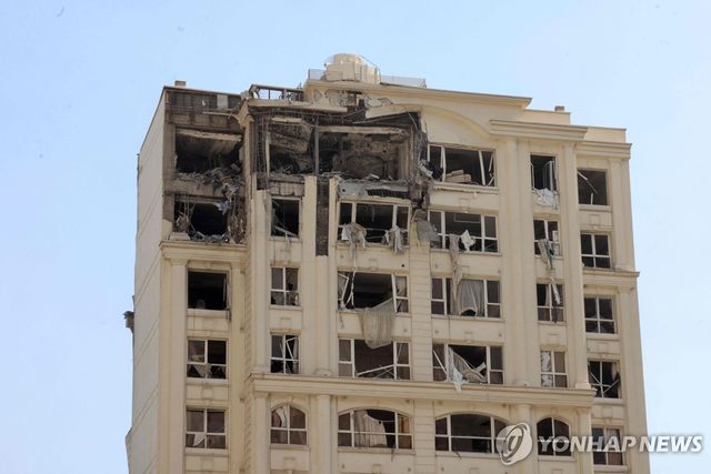 이스라엘의 폭격을 맞은 테헤란 건물