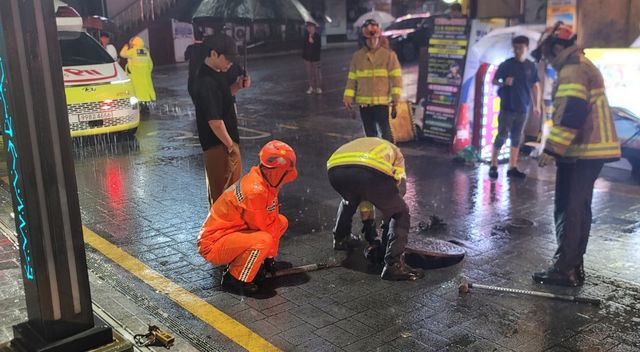 맨홀 안전조치 하는 소방대원