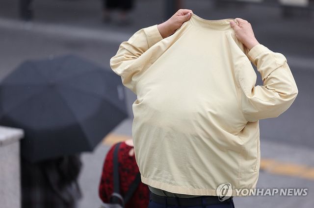 '옷으로 비 막으며'