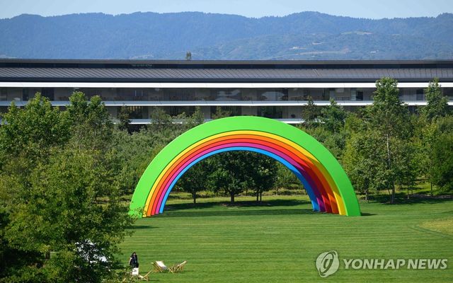 애플 파크에 설치된 무지개 아크
