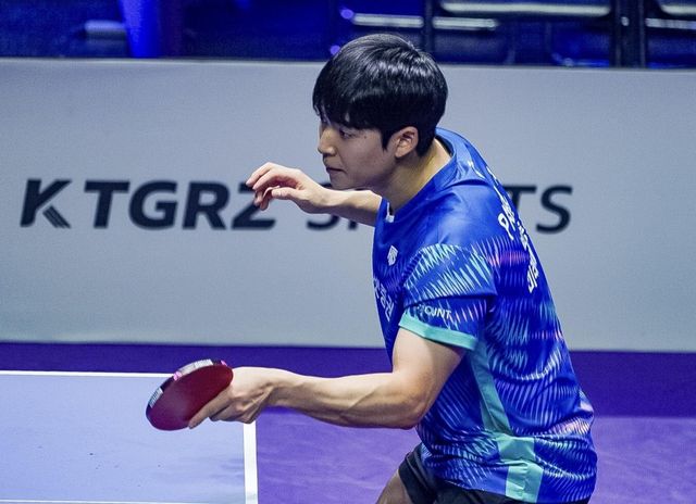 두나무 프로탁구리그 남자부 4강 경기 중인 박강현