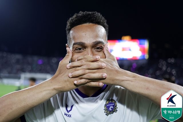 세리머니 하는 안양 모따.