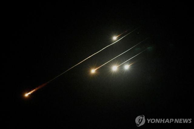 이란이 발사한 미사일이 이스라엘에서 요격되는 모습