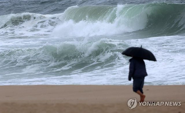 경포해변에 내리는 비