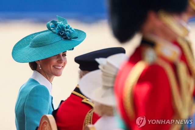 찰스 3세 옆에서 웃고 있는 왕세자빈