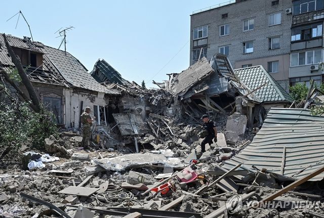 지난 9일 러시아 공습에 무너진 우크라이나 자포리자 건물들