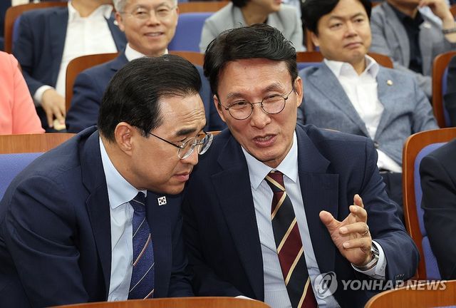 박홍근 의원과 대화하는 김민석 국무총리 후보자