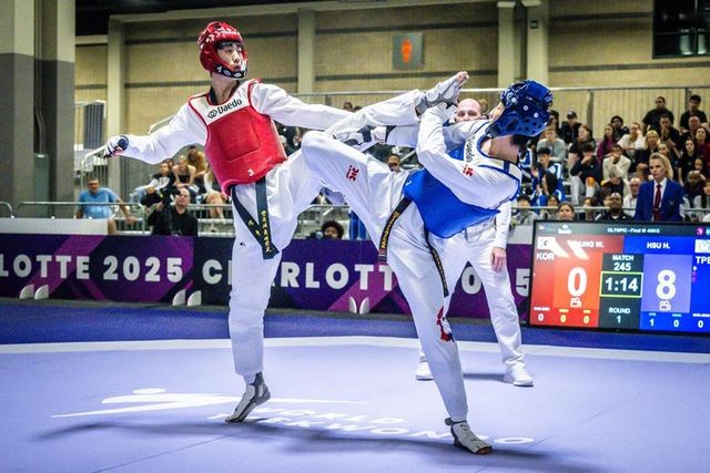 발차기 공격 시도하는 정우혁(왼쪽)