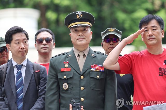 2심 첫 공판 출석 앞두고 기자회견 하는 박정훈 대령