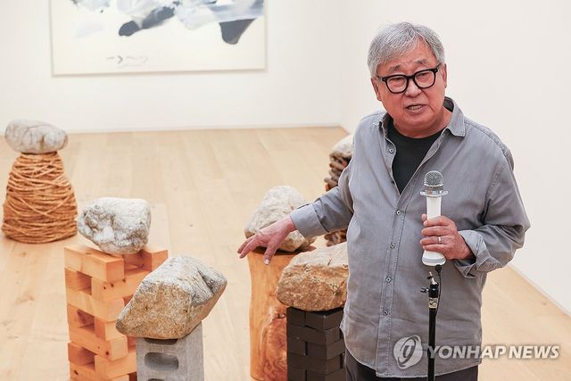 개인전 소개하는 이강소 작가