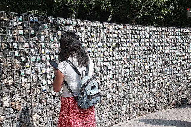 입양인 700명 이름표가 걸려있는 '기억의 벽'