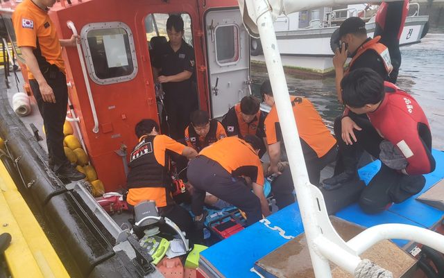 응급조치하는 구조대원들