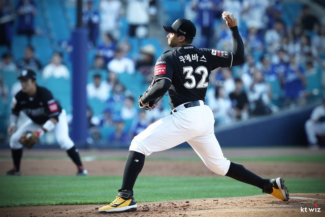 14일 삼성전에서 역투하는 kt 쿠에바스