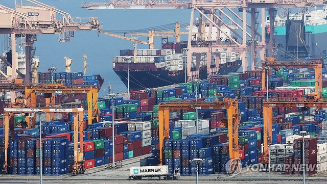 평택항에 쌓여 있는 컨테이너들