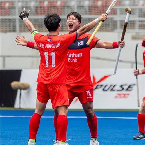 선제골을 넣고 기뻐하는 한국 이정준(11번)과 임도현