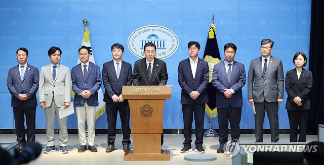 원내대표단 인선 발표하는 김병기 원내대표