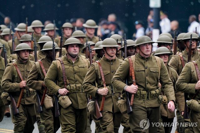 트럼프 대통령 생일에 진행된 미 육군 창설 250주년 열병식