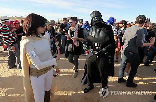 2013년 2월 영화 스타워즈 세트장 배경인 튀니지 남부 네프타에서 열린 음악축제 장면