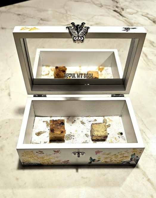 서울마이소울 자개함을 활용한 에드워드 리의 디저트 메뉴 '한입'