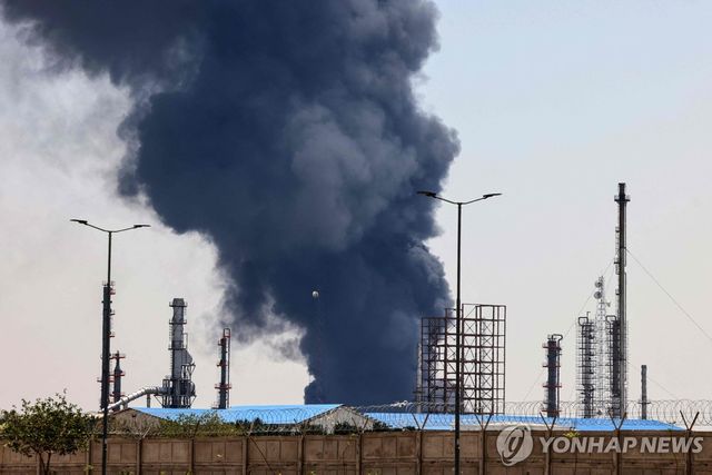 15일 불타는 테헤란 부근 정유시설