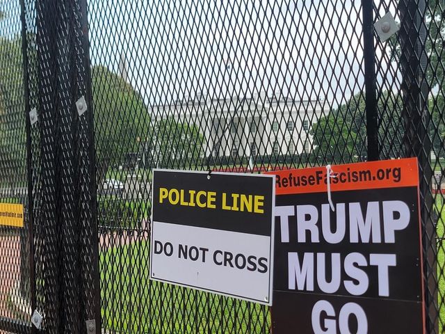 백악관과 광장 사이 철제 펜스에 붙은 반트럼프 구호