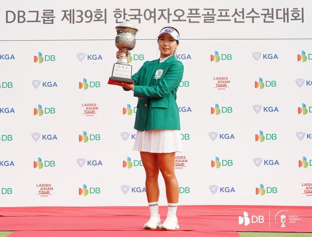 우승 트로피를 든 이동은.