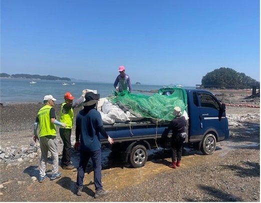 한강유역환경청 직원들이 인천 옹진군 영흥면 일원에서 쓰레기 수거 작업을 하고 있다. [환경부 제공. 재판매 및 DB 금지]