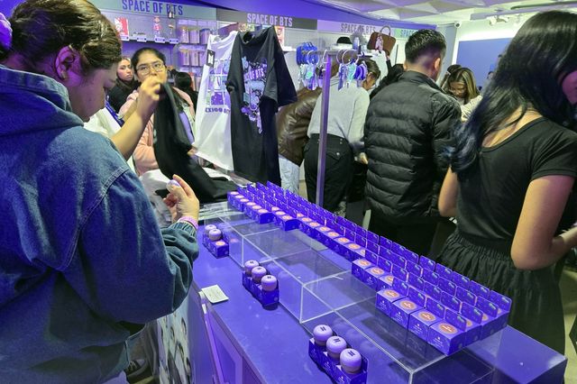 BTS 팝업 스토어 멕시코시티 한정판 물품 살피는 팬들