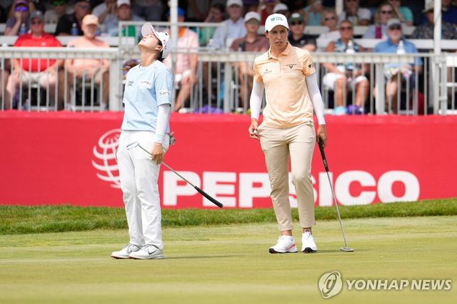 아쉬워하는 최혜진(왼쪽)과 우승한 시간다.