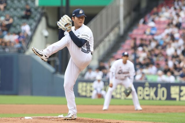 두산 선발 곽빈의 와인드업