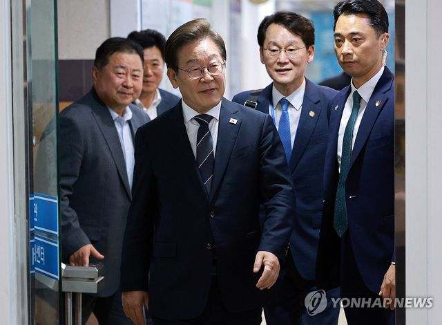 간담회 입장하는 이재명 대통령