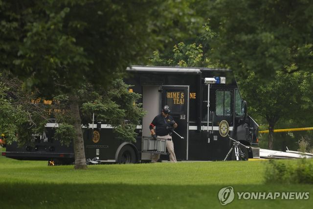 범행 현장에서 수사 중인 경찰들