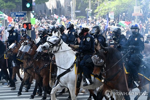 14일 LA 시위 현장에서 시위대 해산시키는 캘리포니아 고속도로순찰대