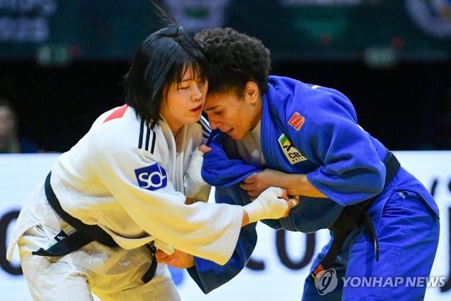 힘 겨루기 하는 허미미