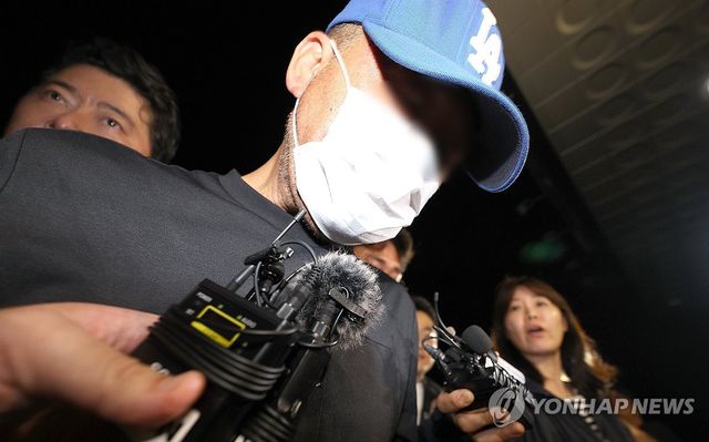 고개 숙인채 경찰서로 향하는 '신변보호 여성 살해' 피의자