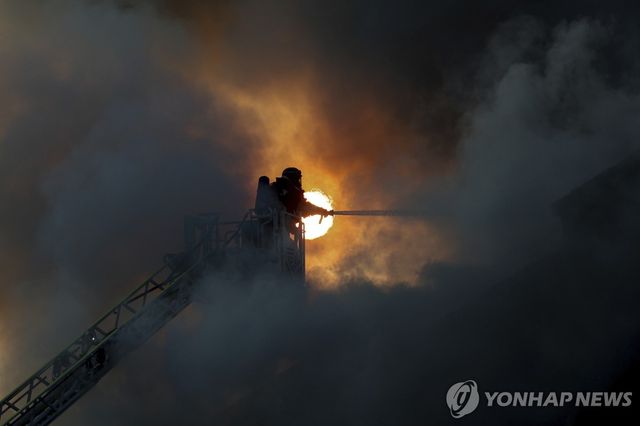 러시아 드론이 공격한 우크라이나 자포리자에서 화재 진압하는 소방관(기사와 관계 없음)